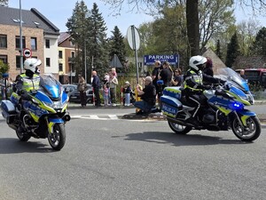 Zdjęcie przedstawia policjantów na motocyklach policyjnych.