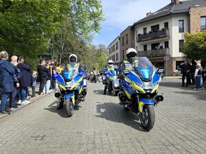 Zdjęcie przedstawia policjantów na motocyklach policyjnych.