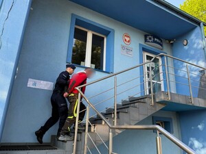 Zdjęcie: policjant z zatrzymanym.