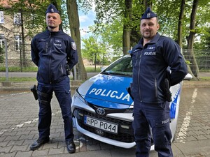 Zdjęcie: dwóch umundurowanych policjantów.