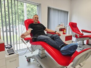 Zdjęcie: mężczyzna podczas oddawania krwi.