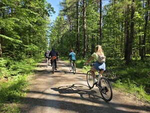 Zdjęcie: policjanci i pracownicy cywilni podczas akcji charytatywnej pn. Wiosna na sportowo.