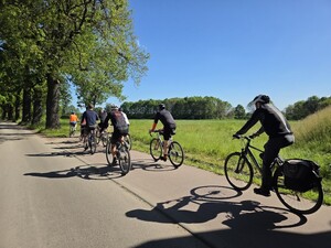 Zdjęcie: policjanci i pracownicy cywilni podczas akcji charytatywnej pn. Wiosna na sportowo.