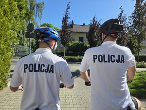 Zdjęcie: policjanci i pracownicy cywilni podczas akcji charytatywnej pn. Wiosna na sportowo.