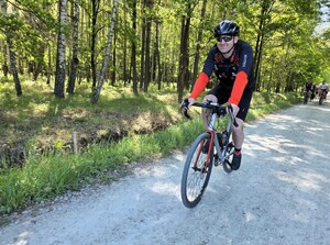 Zdjęcie: policjanci i pracownicy cywilni podczas akcji charytatywnej pn. Wiosna na sportowo.