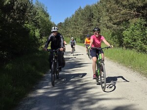 Zdjęcie: policjanci i pracownicy cywilni podczas akcji charytatywnej pn. Wiosna na sportowo.