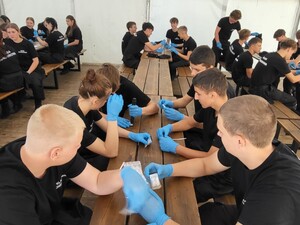 Zdjęcie przedstawia policjantów podczas lekcji w klasie mundurowej.