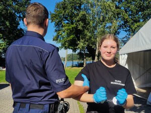 Zdjęcie przedstawia policjantów podczas lekcji w klasie mundurowej.