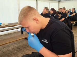 Zdjęcie przedstawia policjantów podczas lekcji w klasie mundurowej.