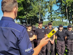 Zdjęcie przedstawia policjantów podczas lekcji w klasie mundurowej.