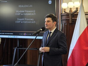 Zdjęcie przedstawia briefing prasowy podczas wydarzenia -  EscapeTruck w Pszczynie.