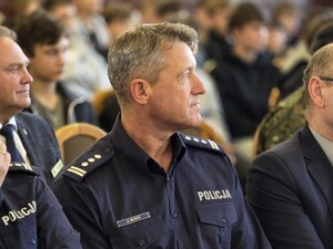 Zdjęcie przedstawia briefing prasowy podczas wydarzenia -  EscapeTruck w Pszczynie.