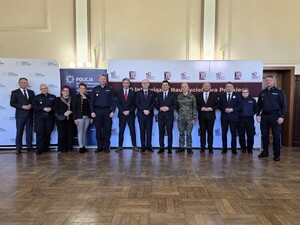 Zdjęcie przedstawia briefing prasowy podczas wydarzenia -  EscapeTruck w Pszczynie.