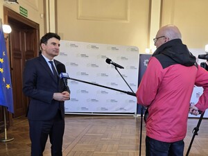 Zdjęcie przedstawia briefing prasowy podczas wydarzenia -  EscapeTruck w Pszczynie.