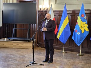 Zdjęcie przedstawia briefing prasowy podczas wydarzenia -  EscapeTruck w Pszczynie.
