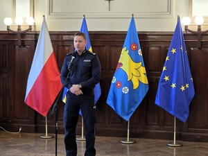 Zdjęcie przedstawia briefing prasowy podczas wydarzenia -  EscapeTruck w Pszczynie.