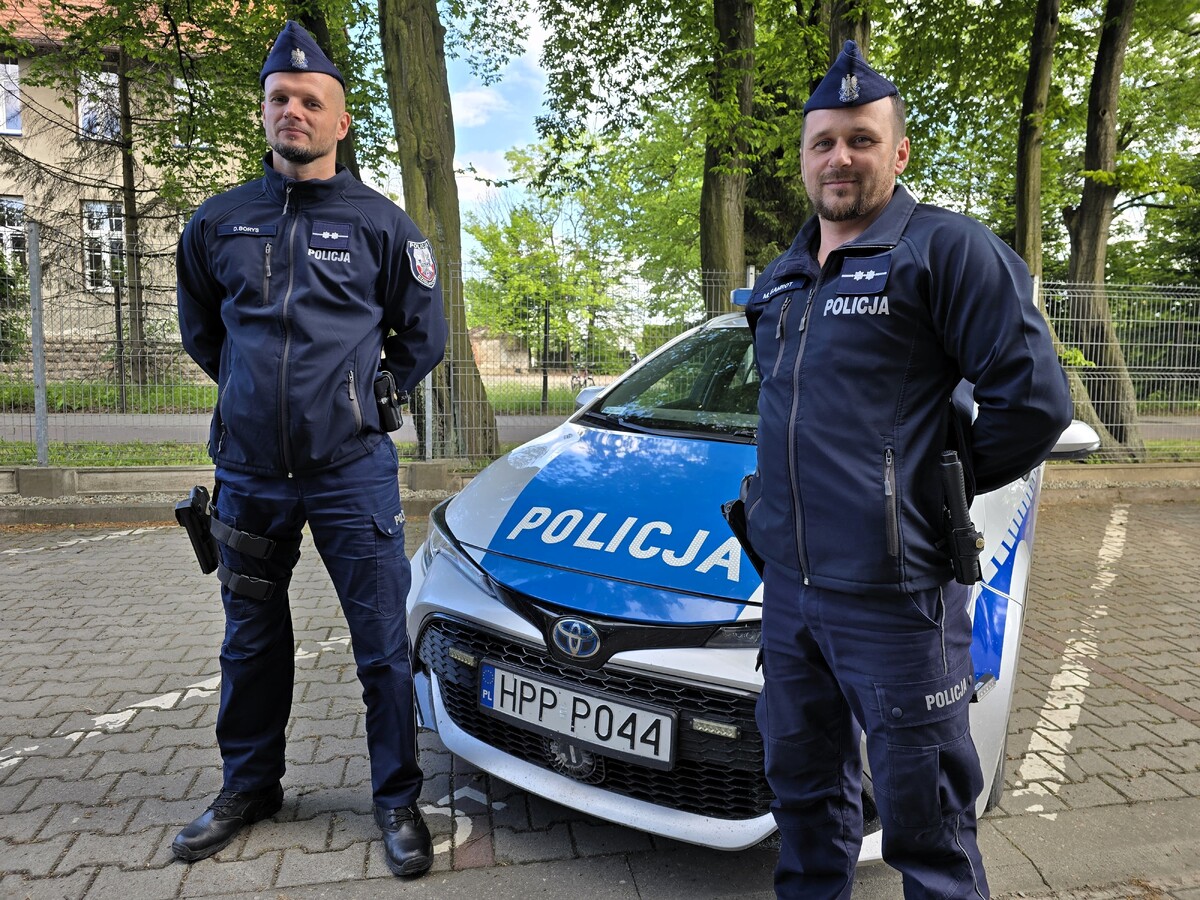 Mundurowi ruszyli na pomoc zatrzaśniętemu w aucie niemowlęciu