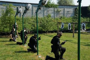 Policjant w pozycji do oddania strzału do tarczy