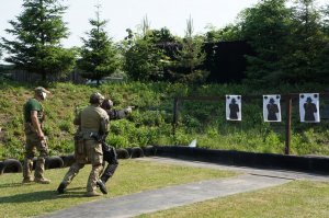 Policjanci podczas oddaniu strzału do tarcz