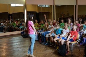 przedstawiciel raciborskiej policji z przedstawicielką sanepidu na spotkaniu z dziećmi na temat dopalaczy i ich negatywnego działania na ludzki organizm