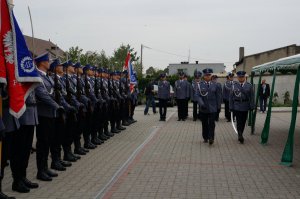 Policjanci na uroczystym otwarciu Komisariatu Policji w Krzyżanowicach wraz z zaproszonymi goścmi