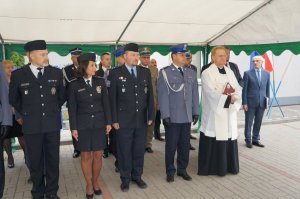 Policjanci na uroczystym otwarciu Komisariatu Policji w Krzyżanowicach wraz z zaproszonymi goścmi