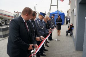 Policjanci na uroczystym otwarciu Komisariatu Policji w Krzyżanowicach wraz z zaproszonymi goścmi