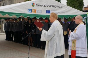 Policjanci na uroczystym otwarciu Komisariatu Policji w Krzyżanowicach wraz z zaproszonymi goścmi