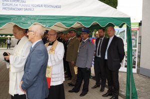 Policjanci na uroczystym otwarciu Komisariatu Policji w Krzyżanowicach wraz z zaproszonymi goścmi