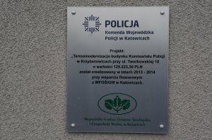 tablica pamiątkowa umieszczona na komisariacie policji