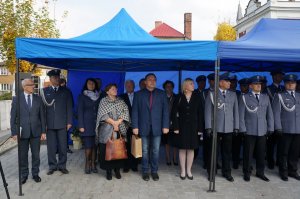 policjanci i zaproszeni goście na otwarciu komisariatu policji w Kuźni Raciborskiej