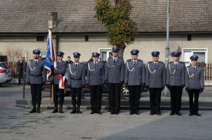 policjanci i zaproszeni goście na otwarciu komisariatu policji w Kuźni Raciborskiej