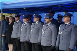 policjanci i zaproszeni goście na otwarciu komisariatu policji w Kuźni Raciborskiej