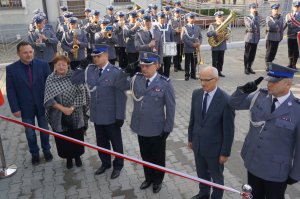 policjanci i zaproszeni goście na otwarciu komisariatu policji w Kuźni Raciborskiej