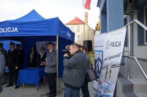 policjanci i zaproszeni goście na otwarciu komisariatu policji w Kuźni Raciborskiej