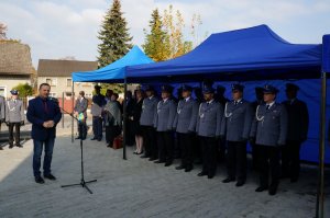 policjanci i zaproszeni goście na otwarciu komisariatu policji w Kuźni Raciborskiej