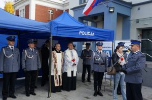 policjanci i zaproszeni goście na otwarciu komisariatu policji w Kuźni Raciborskiej