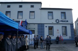 policjanci i zaproszeni goście na otwarciu komisariatu policji w Kuźni Raciborskiej