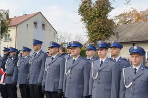 policjanci i zaproszeni goście na otwarciu komisariatu policji w Kuźni Raciborskiej