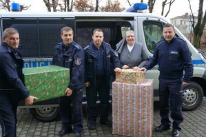 Raciborscy policjanci przybyli z prezentami do dzieci w Pogrzebieniu