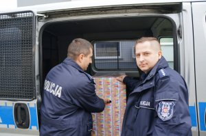 Raciborscy policjanci ładują do radiowozu paczki dla dzieci