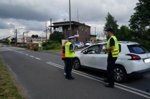 Policjanci i praconicy PKP na przejeżdzie kolejowym w Chałupkach edukują kierowców