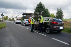 Policjanci i praconicy PKP na przejeżdzie kolejowym w Chałupkach edukują kierowców
