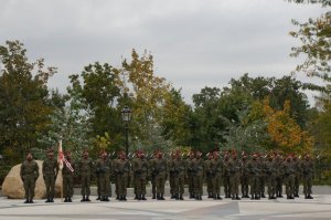 Kompania reprezentacyjna wojska stojąca na uroczystym apelu