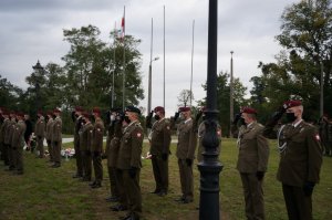 Żołnierze stojąc oddają honory