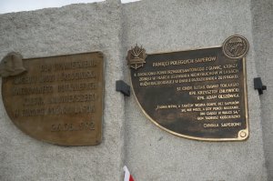 Pamiątkowa tablica odsłonięta ku czci poległych saperów oraz druga ku czci poległych strażaków w czasie pożaru lasu