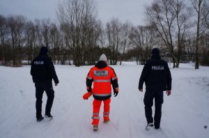 Dzielnicowi i ratownik wodny idą na żwirownię kontrolować czy dzieci nie przebywają na lodzie