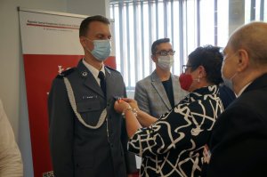 Raciborski policjant otrzymuje odznakę Honorowy Dawca Krwi