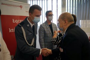 Raciborski policjant otrzymuje odznakę Honorowy Dawca Krwi, medal wręcza mu pani dyrektor krwiodastwa