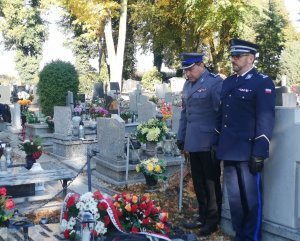 Komendanci Policji stoją przy grobie tragicznie zamordowanego Michała Kędzierskiego